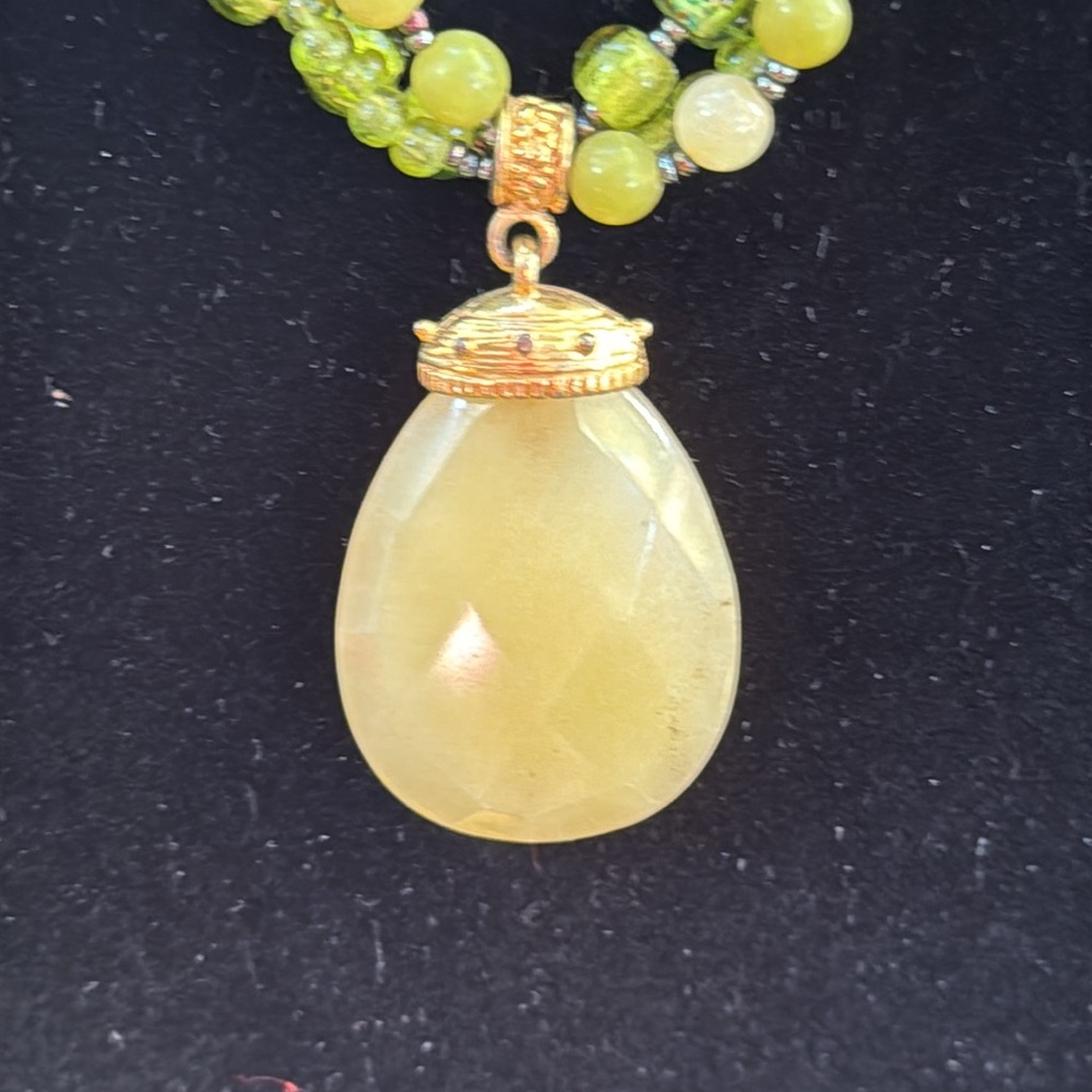 π©· BEAUTIFUL Quartz/Crystalline Green Necklace w/Gold Accents. Size: 19β X 2 1/4β - Picture 3 of 8